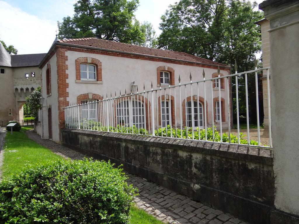 Château Mesny Gite Au Fil des Pages Vic-sur-Seille Extérieur photo